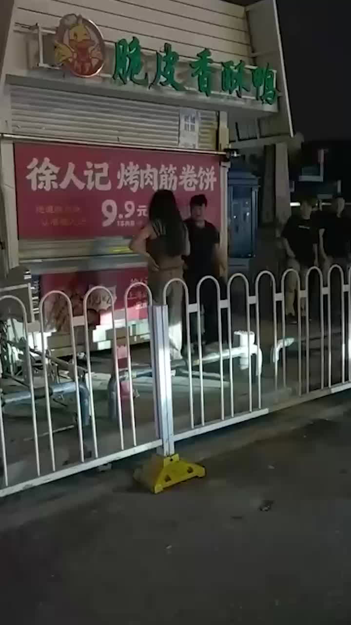 武汉光谷广场大型冲突现场 女子供养男友三年惨遭家暴 情感杀猪盘令人气愤-黑料网