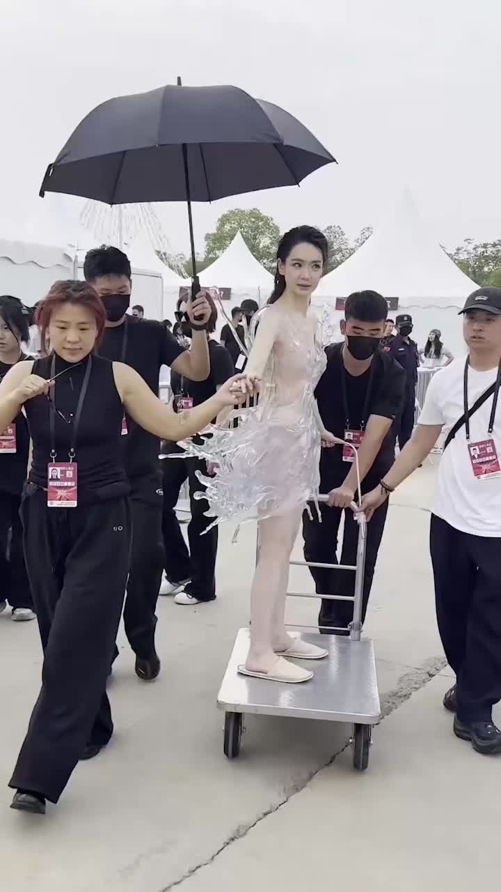 知名女明星 戚薇 芭莎之夜彻底翻车 3D打印水花裙真空上阵 前凸后翘透视既视感拉满-黑料网