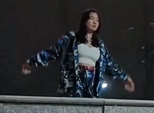 军训表演，奶子太大，跳舞露出 的封面
