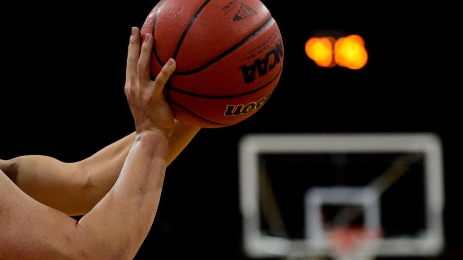 Clifford’s double-double lifts 麻豆官网 over Colorado Springs Christian in 69-48 victory