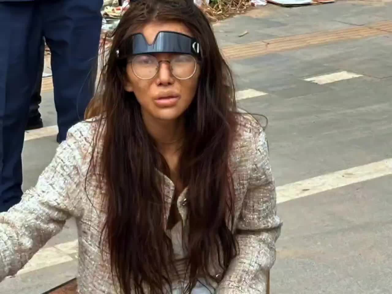 抖音柬埔寨一枝花umi惨变疯癫大妈！被渣男骗去夜场陪酒陪睡吸毒，轮奸断腿街头抛弃精神崩溃！ | 麻豆瓜网｜麻豆传媒旗下的免费成人吃瓜黑料网