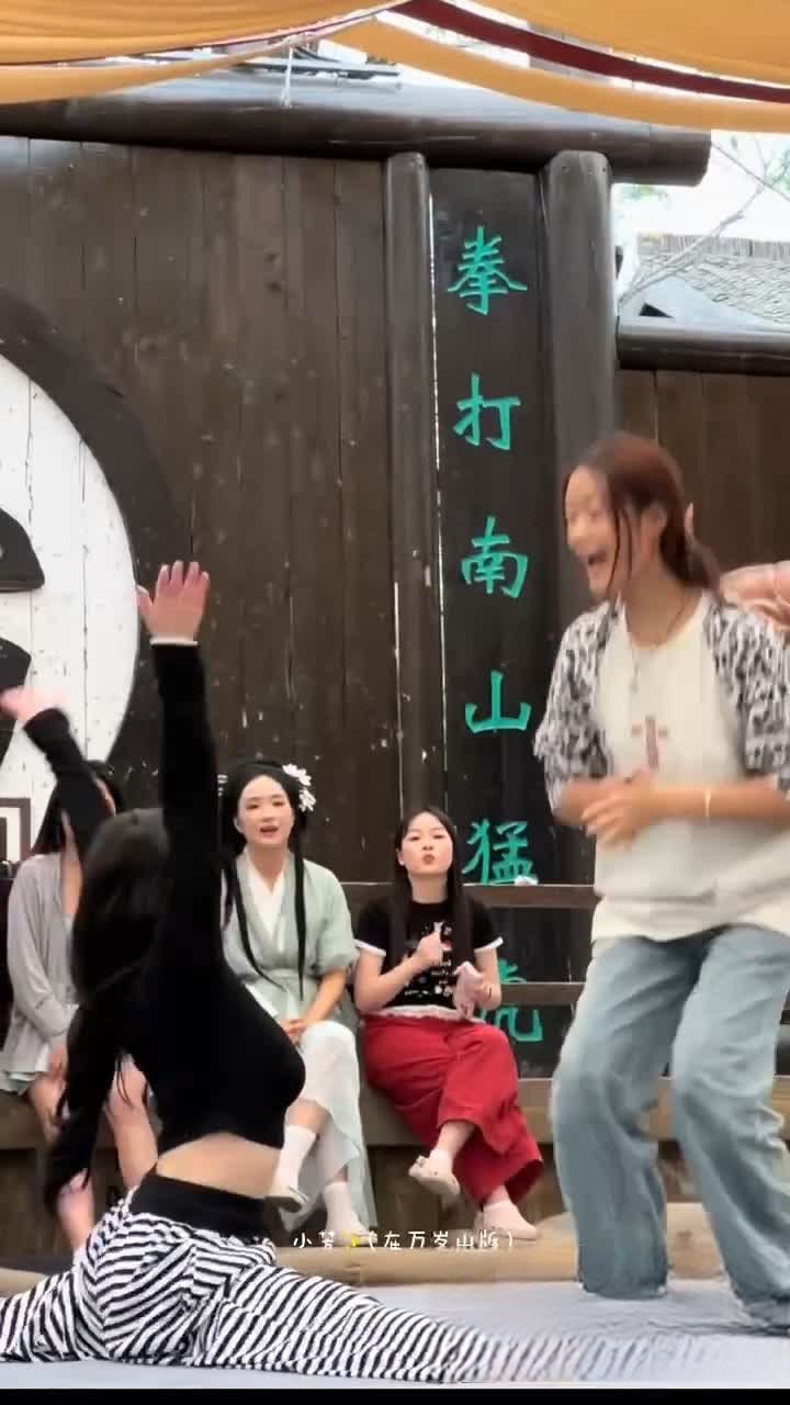 抖音热搜万岁山斗舞 黑衣条纹辣妹下腰动作过大 当众春光外泄引全场欢呼