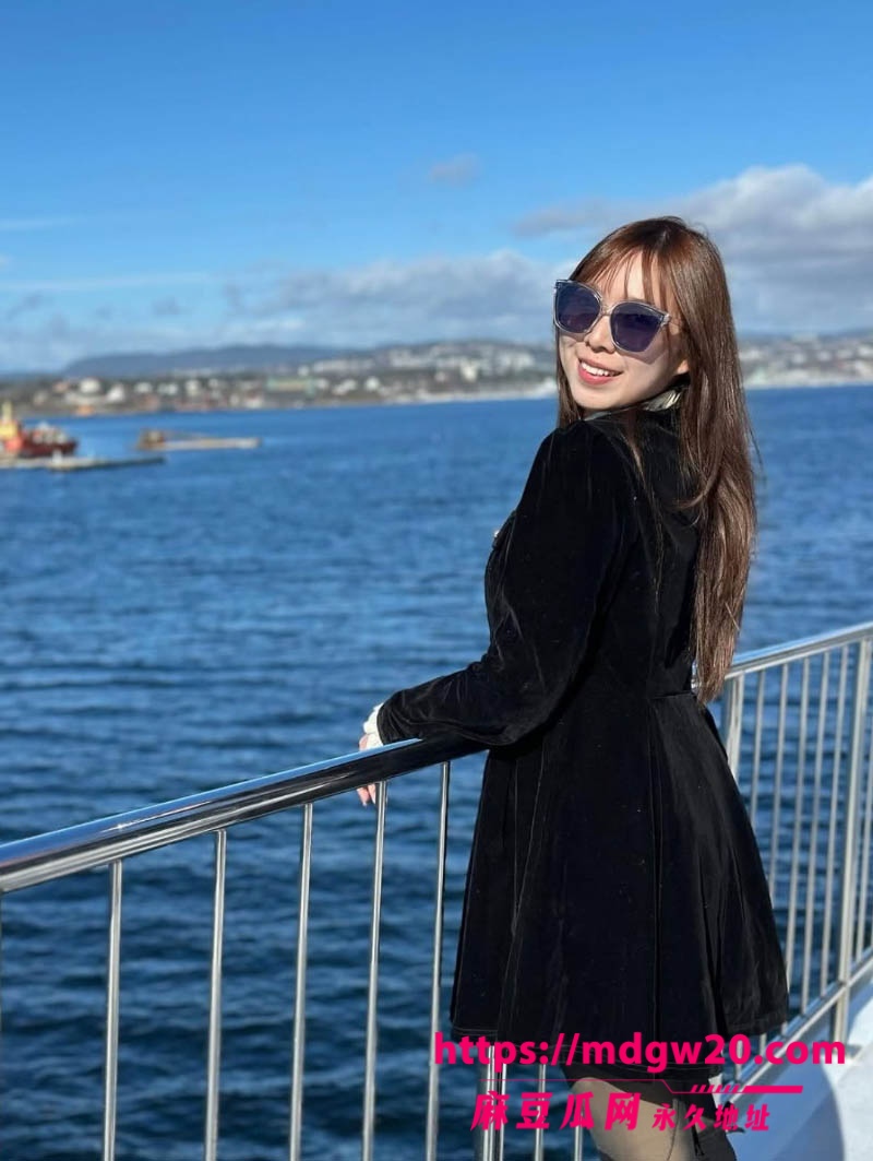 极品高颜值马来西亚旅游美食博主 Jingyi 早期与金主在酒店里3p自拍的露脸不雅视频