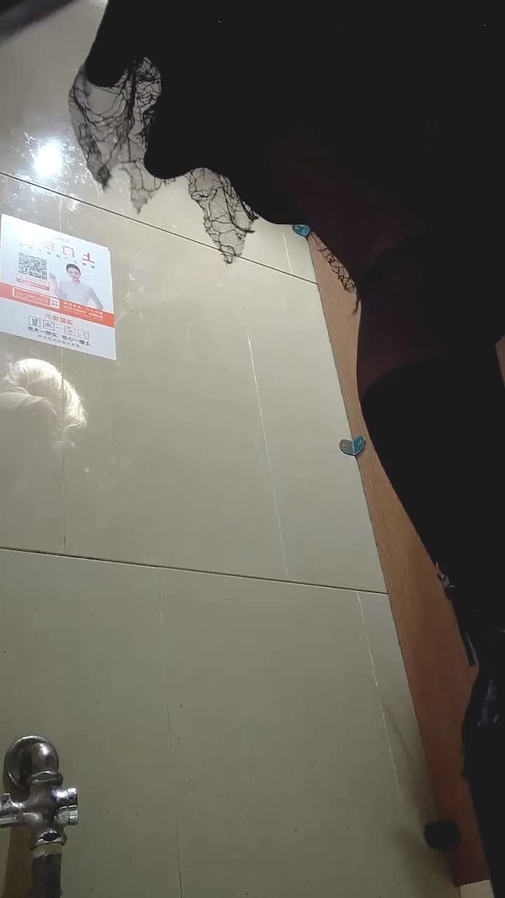 商场女厕全景偷拍视频流出 coser小姐姐脱裤放尿 人美逼更美 -黑料网