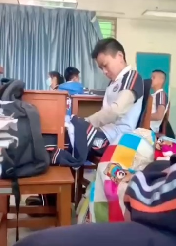 学生的大鸡巴 的封面