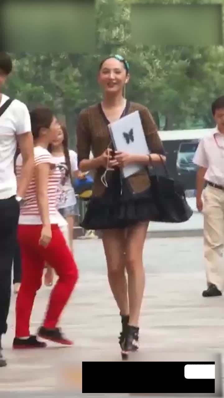 李小璐北京商场深蓝包臀裙抄底偷拍曝光 从银幕女神到街头抄底的反差拉满 这波偷拍福利太顶了