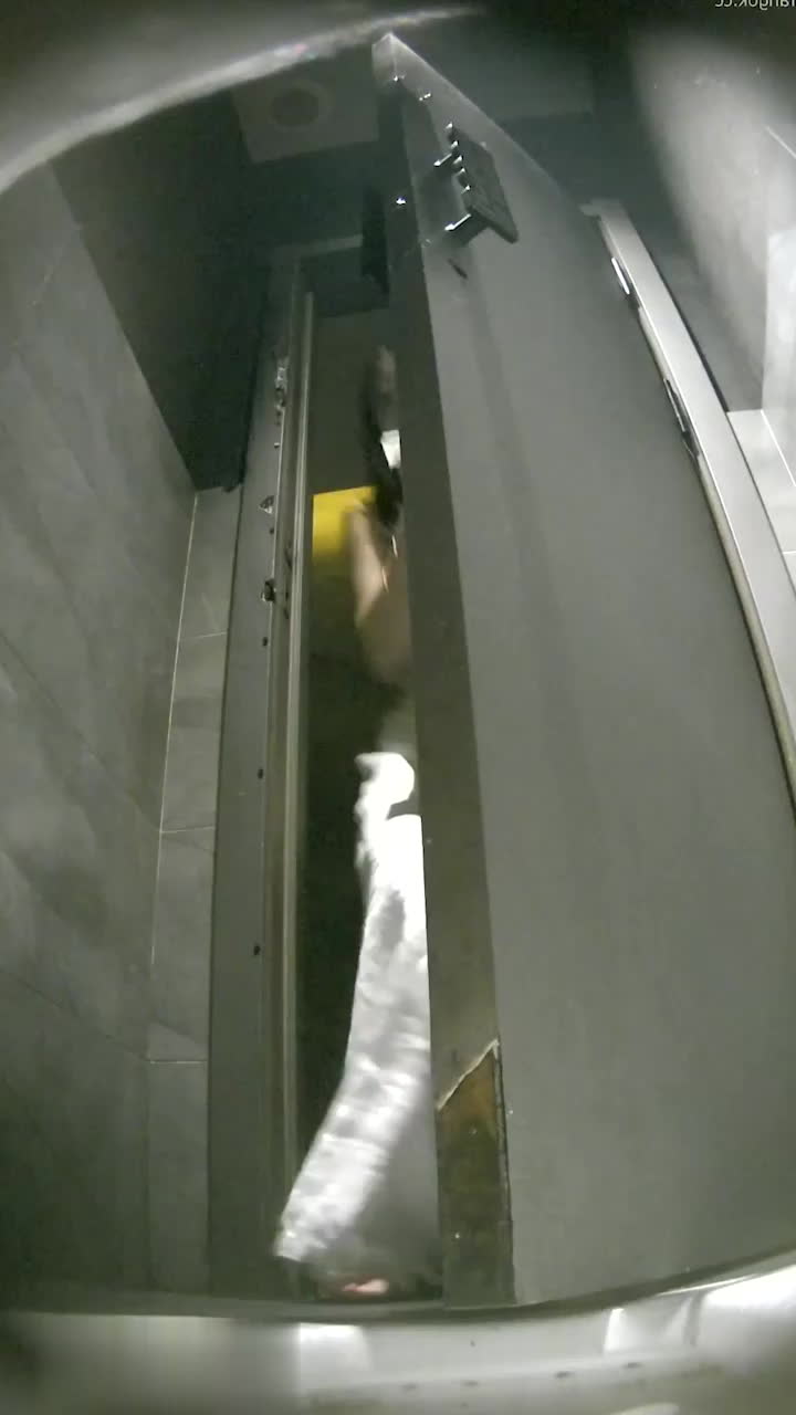 精品厕拍系列 酒吧女厕 全景后拍视频流出 多位美女们的嫩穴细节清晰呈现-黑料网