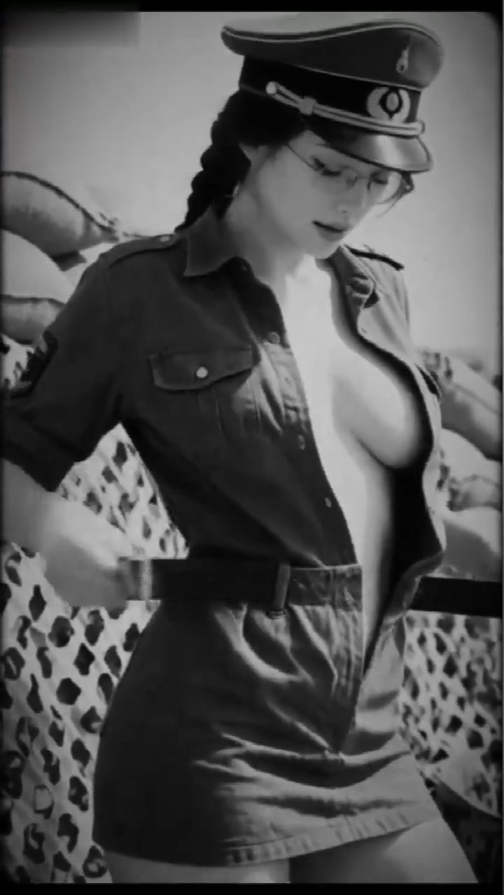 《战壕里禁忌俘虏》：黑白战壕禁忌，眼镜女兵被按着腰猛顶，转过来张嘴接着吃