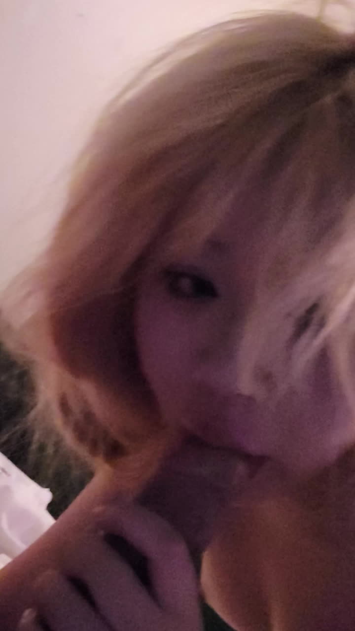 掰开阴唇让我操 的封面