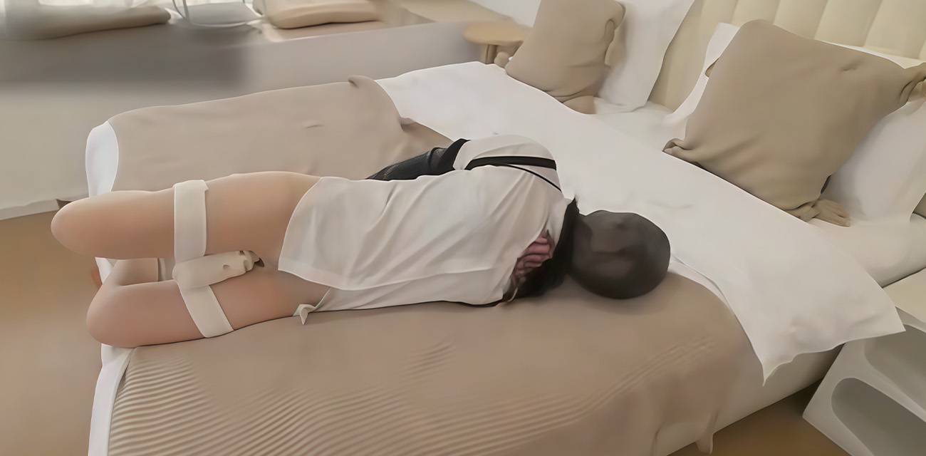 FXX 凡小晓 藤椅捆绑双马尾盲眼 强制开口器 张开大腿塞进去假鸡吧