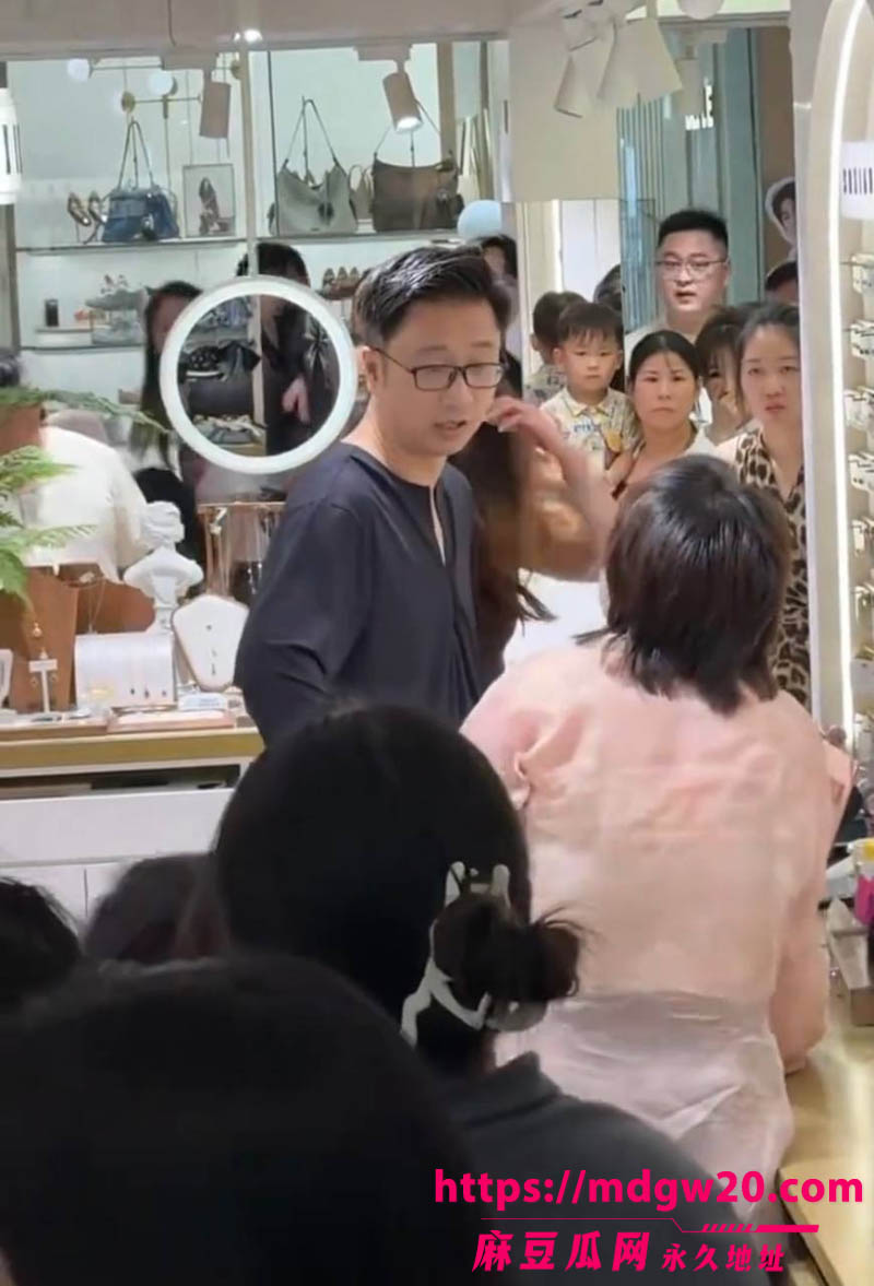 如皋吾悦广场抓奸翻车 社区党总支书记宗媛媛当众被按倒在地 男方臧洋被曝光出轨性爱视频