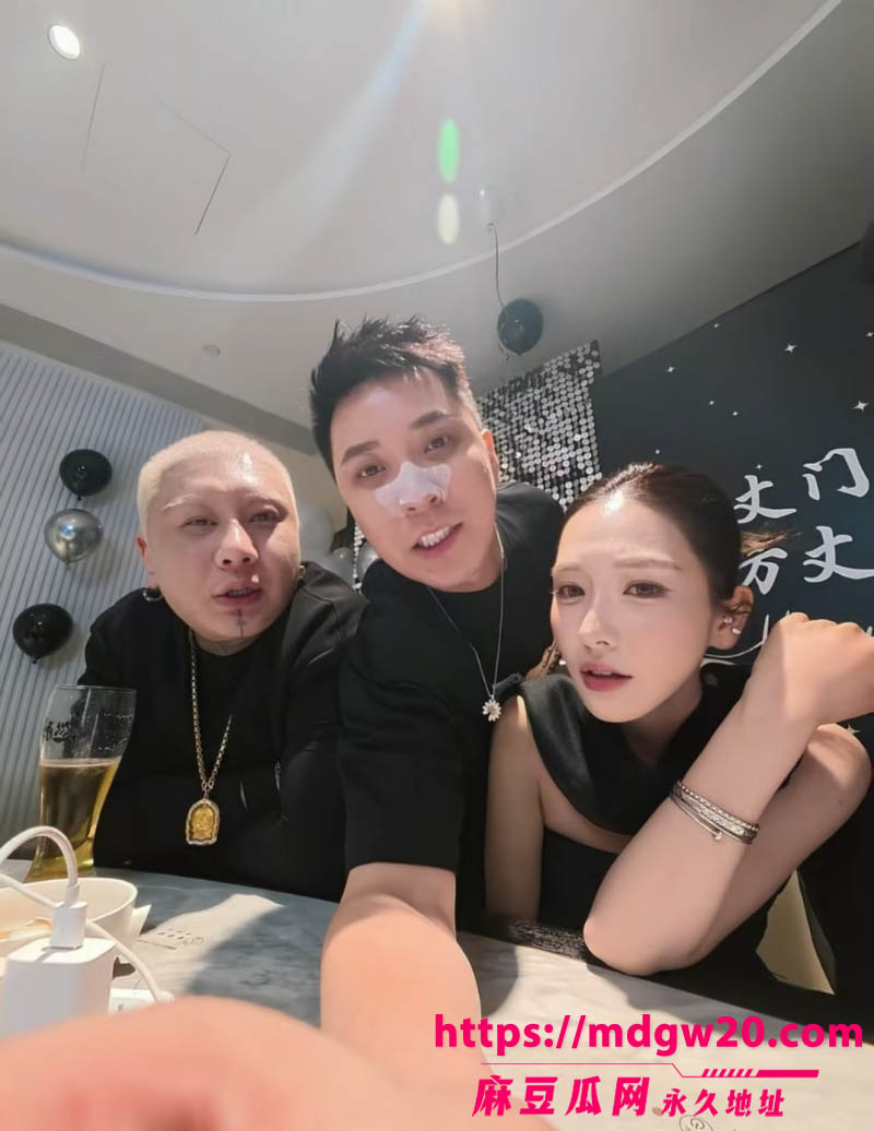 抖音千万粉网红方丈 姜玉铬直播自曝婚内多次出轨翻车 出轨对象不止一两人 拒绝复婚喊还没玩够