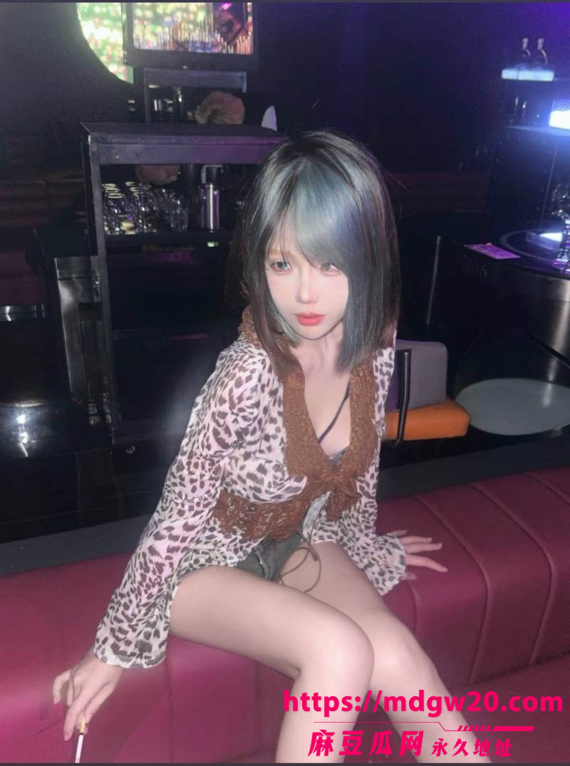 河北邯郸反差婊 张艺晓 外表酷酷的抖音精神小妹 嫩穴会抽烟 后入视角紧紧夹住肉棒骑乘榨精
