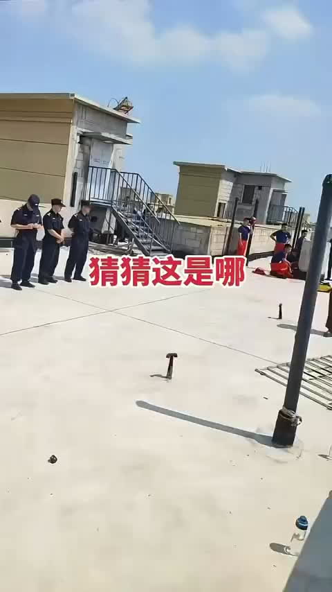 山东菏泽曹县万达中良首府彻底翻车 新房质量差延期交付 大批业主爬天台抗议特警赶到