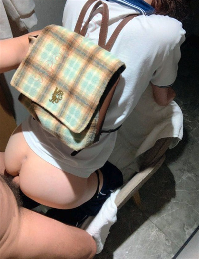 今天是个淫荡的女大学生