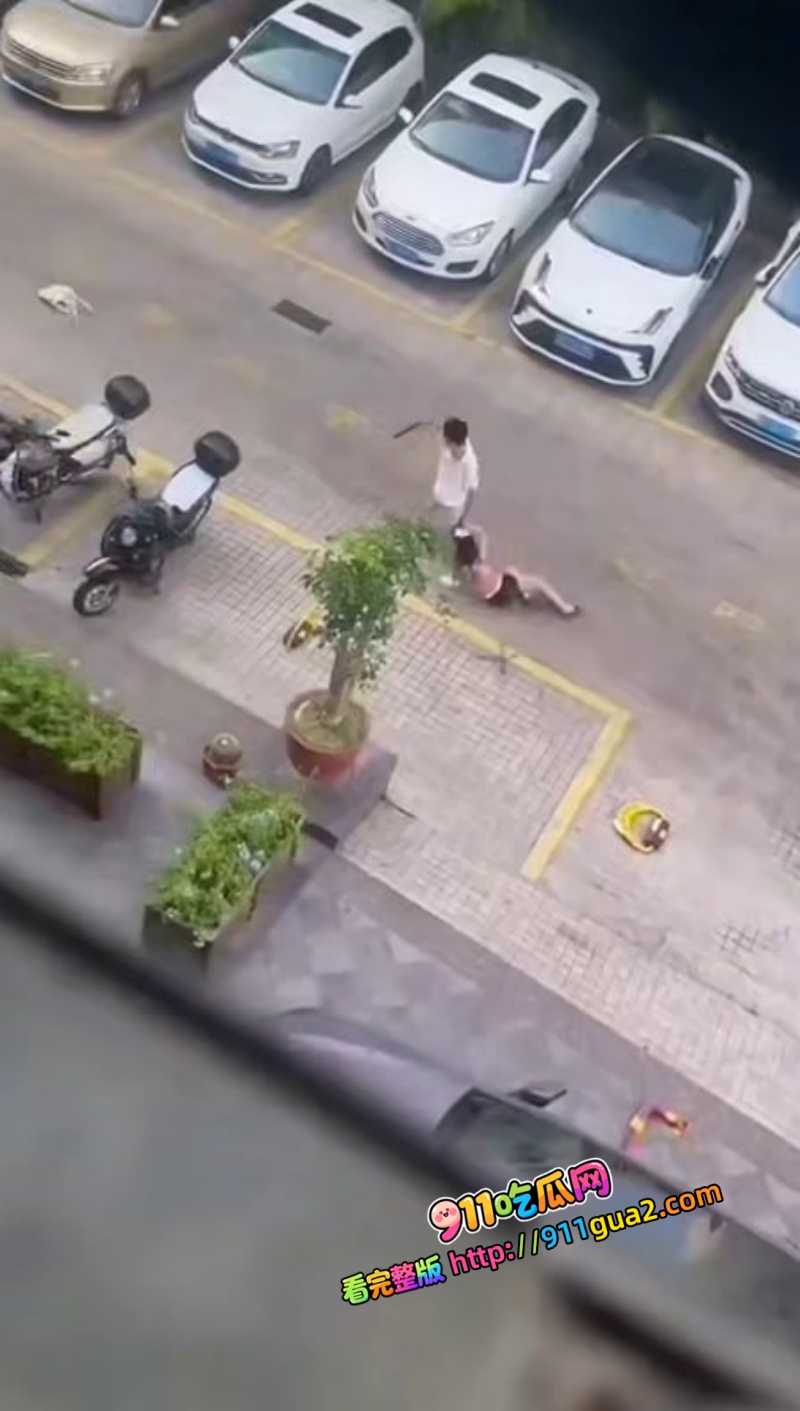 湖南小伙被绿后彻底疯了！当街暴打女友拖着头发狂走 现场惨叫不断 2