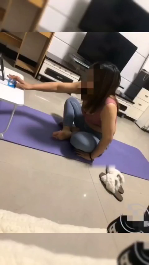 Плакат для 【乱伦小姨妈】给小姨妈下药真实乱伦