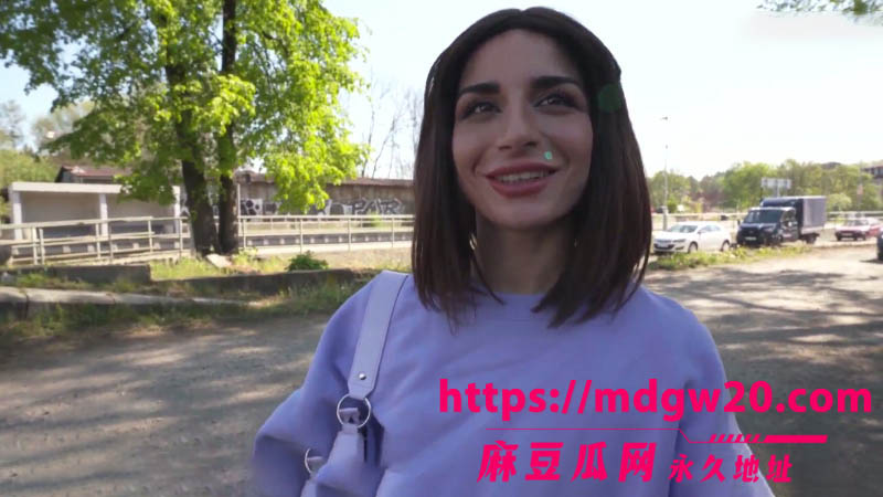 欧美捷克街头搭讪大神 用金钱诱惑意大利女洛拉丹杰猜测鸡巴尺寸并当场拿出卷尺验证