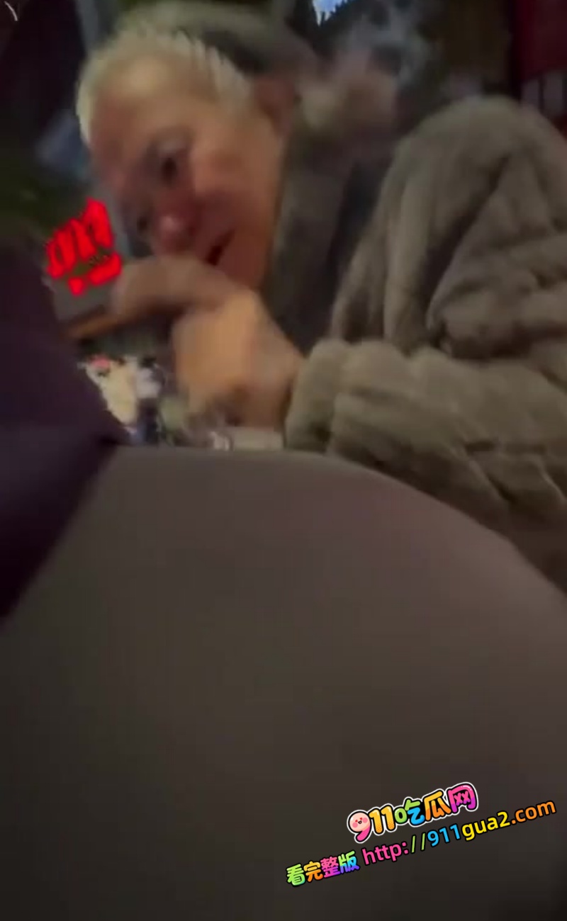 两个妹子看大爷倒地好心扶起！没想到反被 大爷 性骚扰 ：我要日你，把你日舒服！ 13