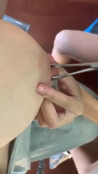 妹子穿乳钉过程 のポスター