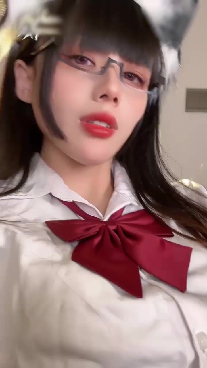 推特尤物九言猫耳JK：黑白制服揉胸，短裙一掀黑内裤和臀线全给镜头