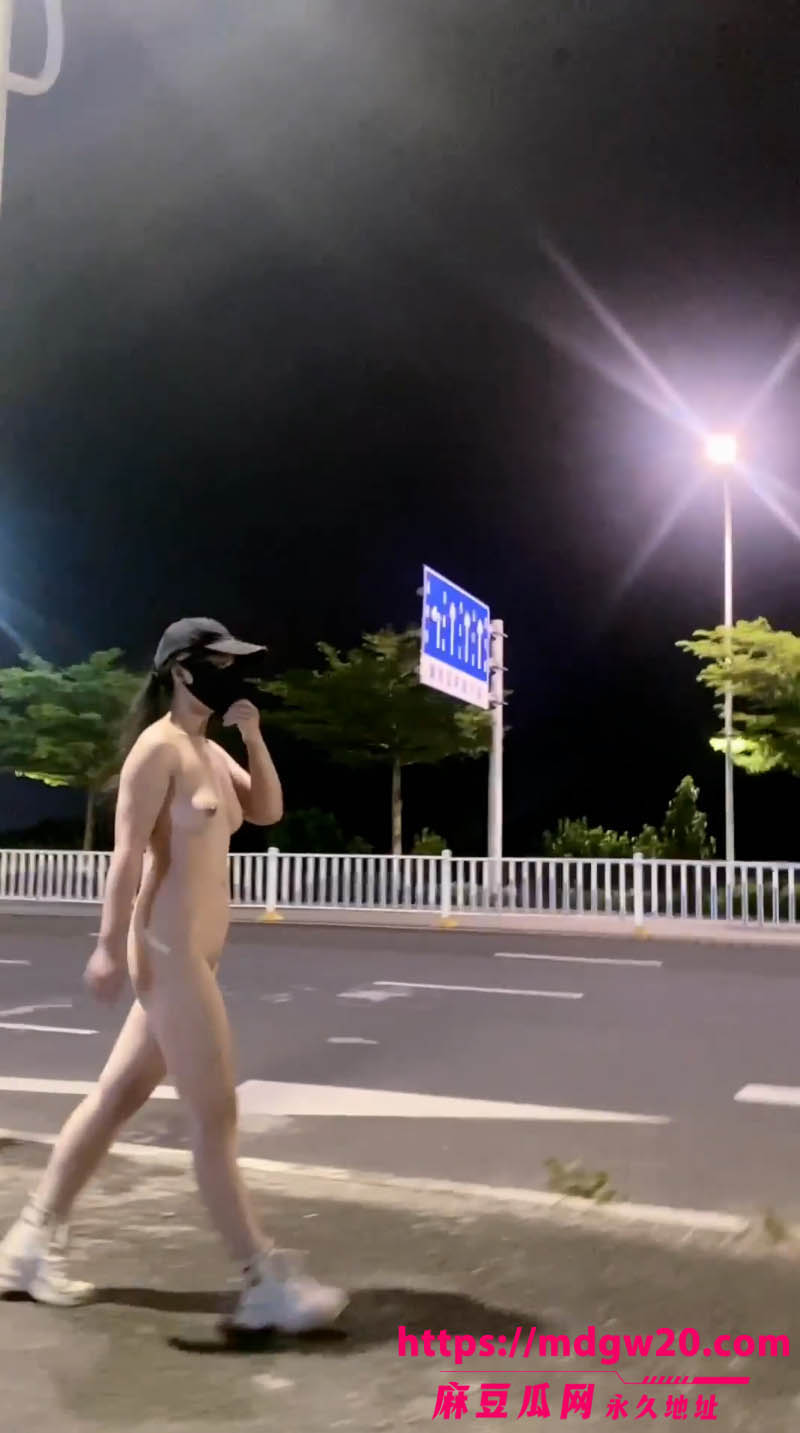 推特露出博主瓜子姐姐 江小凡最新付费福利 户外麦当劳高难度挑战