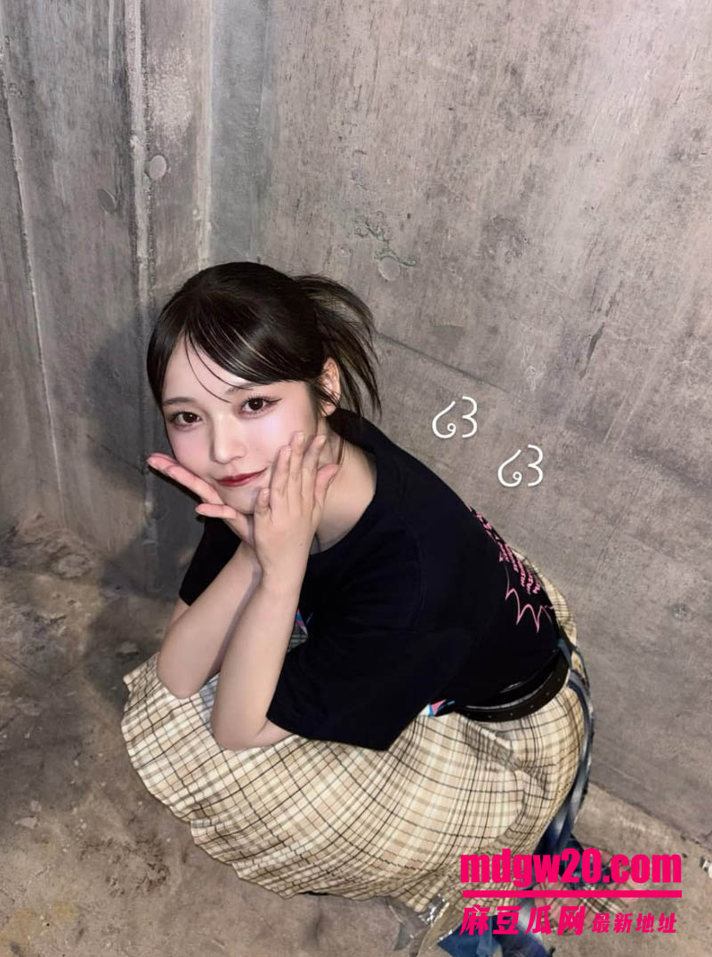 日本留学生秋田莉杏 与中国男友在酒店性爱自拍 双马尾被抓着后入打桩