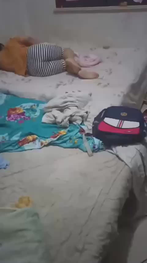 上海虹口 帽子哥哥 血汗苦撑普通家庭 妻子三孩仍长期出轨当三 家中偷情监控视频流出 20年夫妻感情只换来疼？-黑料网