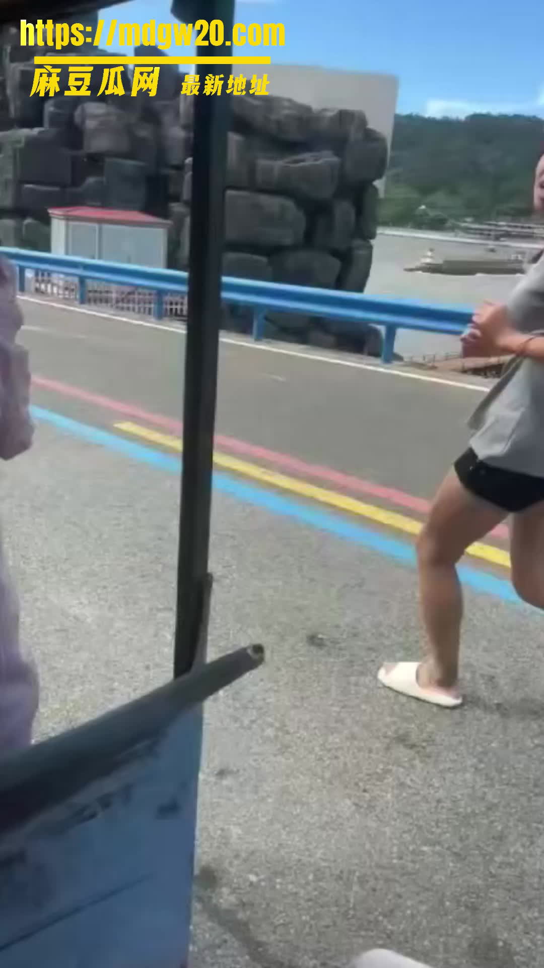 温州瑞安吾悦广场红发女子 胡伊洋 持棍挥舞踢门推门现场多人围观 疑似欠债跑路被曝光 | 麻豆瓜网｜麻豆传媒旗下的免费成人吃瓜黑料网