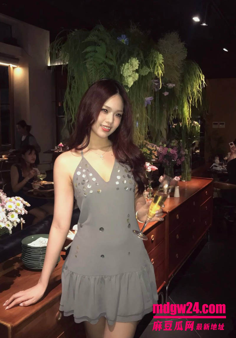 曼彻斯特大学中国留学生 22岁高颜值美女悦琪 与金主在酒店里自拍的露脸口交视频