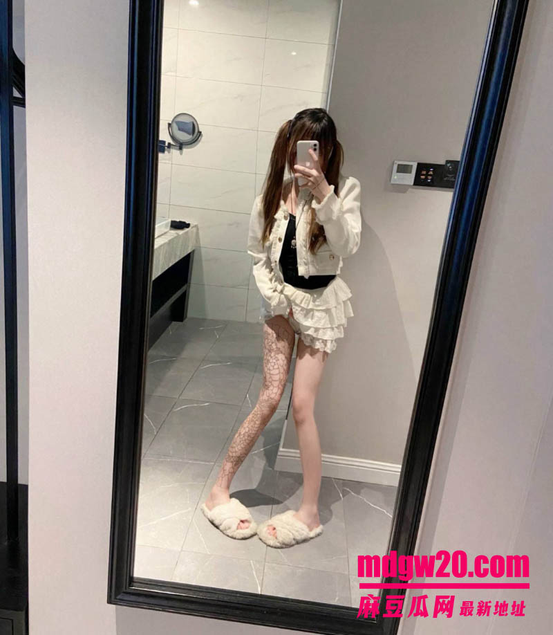 深圳南山区精神小妹 uu酱不雅视频流出 被金主爸爸包养调教 后入爆操白虎嫰逼