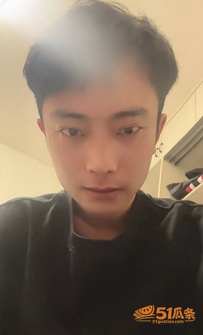 山东张坤订婚闫姐彻底翻车！简介直白“不吃苦就找姐姐”，网友直呼奔驰大G+特斯拉Model X已到位 姐弟恋现世报