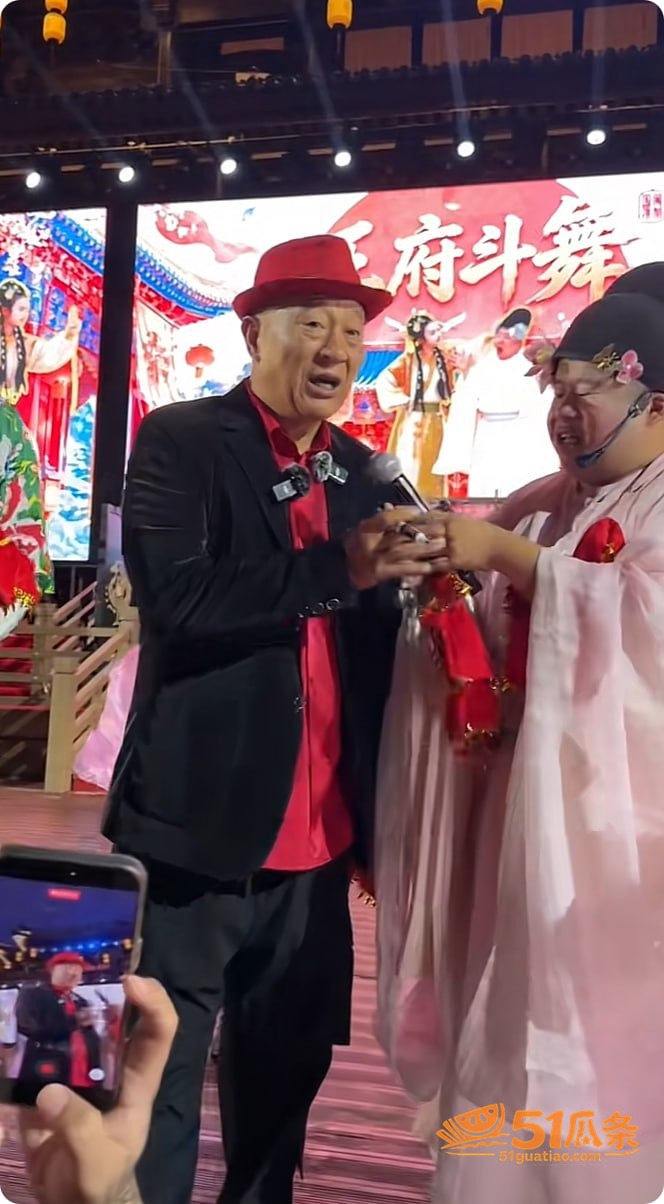 山东琅琊古城千万网红杀生鱼丸同台赵四 现场眼神拉丝像看猎物