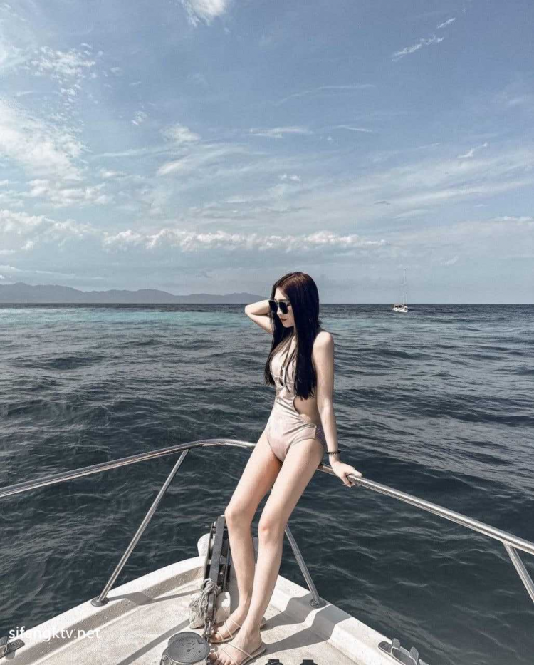 美女主播兼职模特 的封面