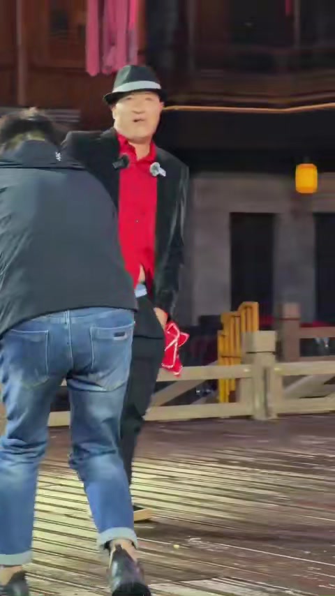 赵四和杀生鱼丸琅琊古城同台：眼神拉丝刷屏，约炮猛料跟着传，四哥好色又添一笔