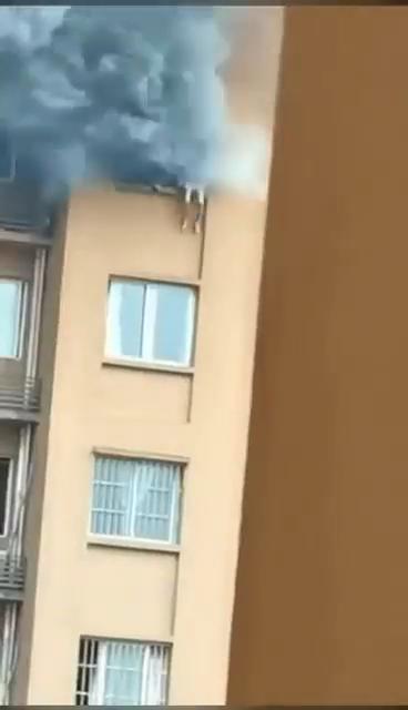 高楼失火年轻女子体力不支坠楼 的封面