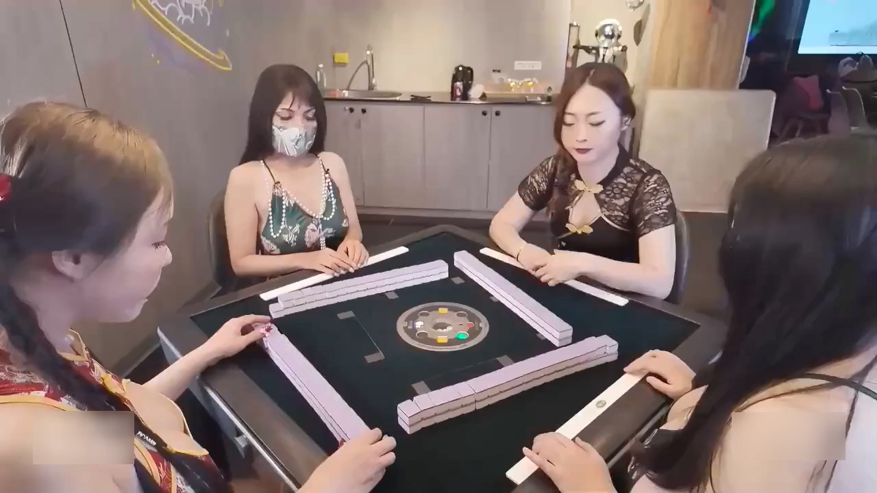 台湾黑亚当传媒最新作品BAK237雀神大赛 四个巨乳旗袍少妇 一边打麻将一边轮流被干 | 麻豆瓜网｜麻豆传媒旗下的免费成人吃瓜黑料网