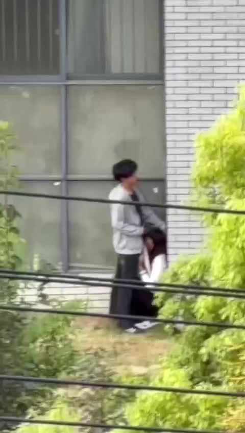 安徽蚌埠职教园教学楼下惊现不雅一幕 一男一女口交视频流出 网友直呼刺激