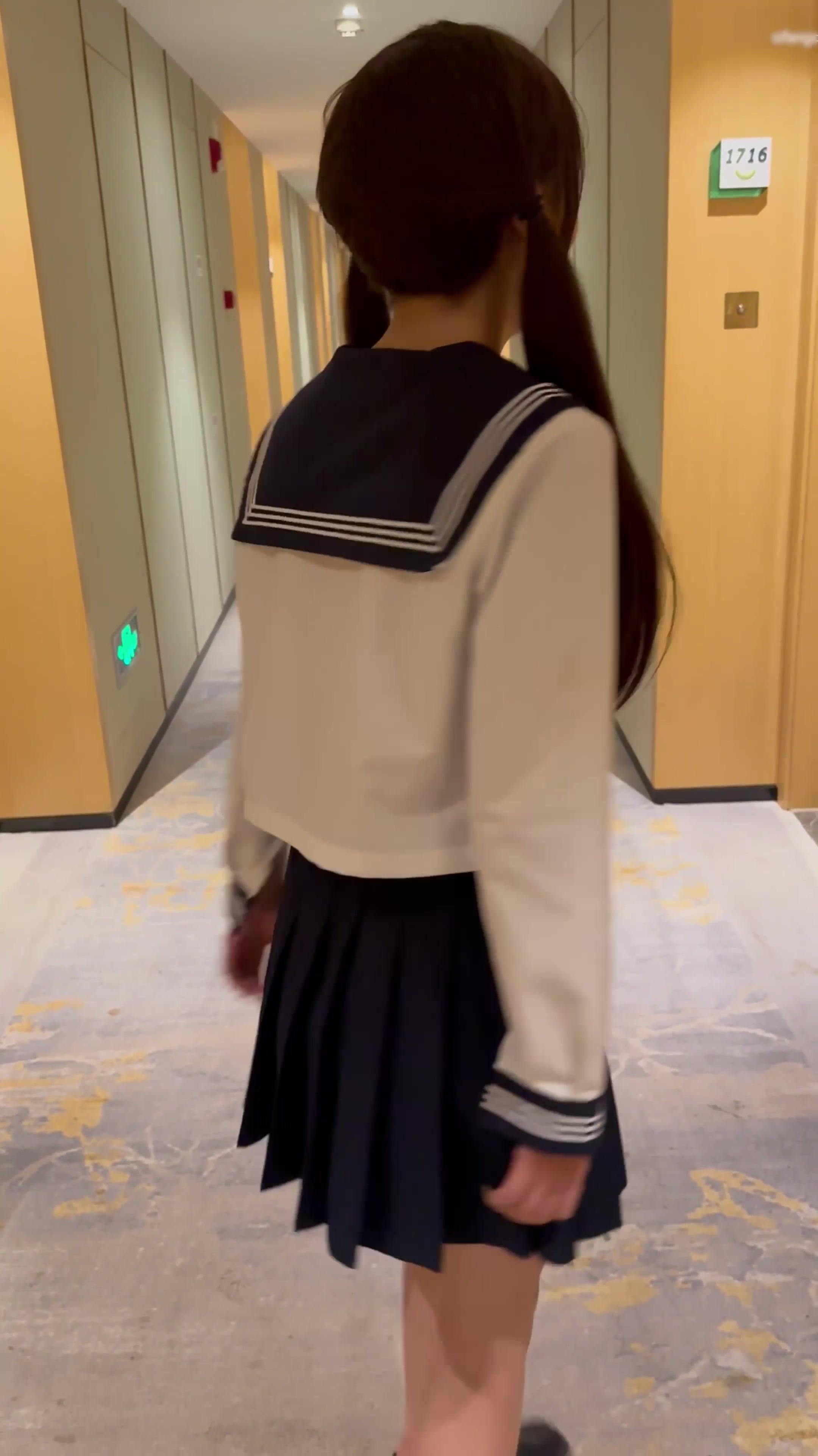 高颜值长发妹深夜街头露出！水手服敞着往前走，环卫工人直呼卧槽