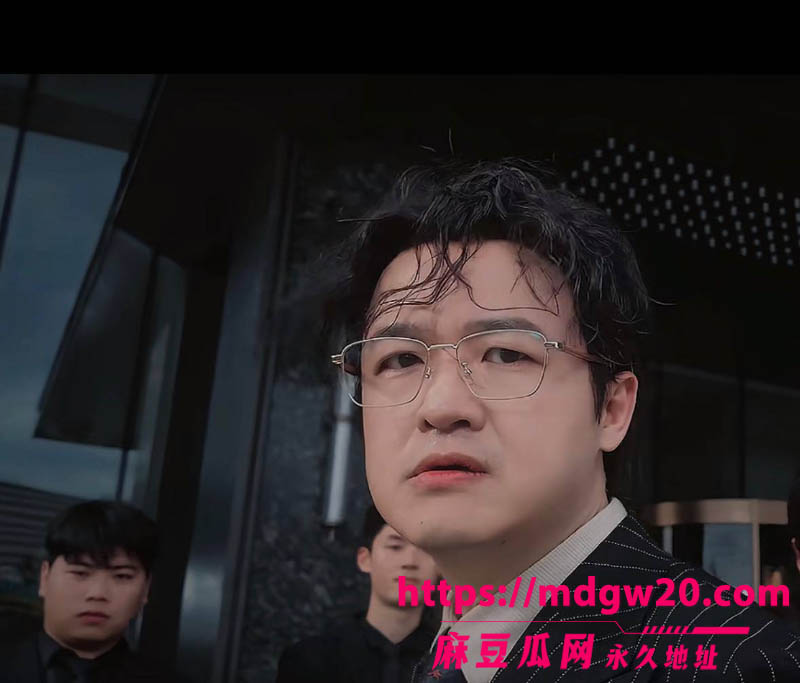 包文婧刚生完二胎 演员包贝尔酒店夜会红发女七小时 网友直言不是出轨就是嫖娼