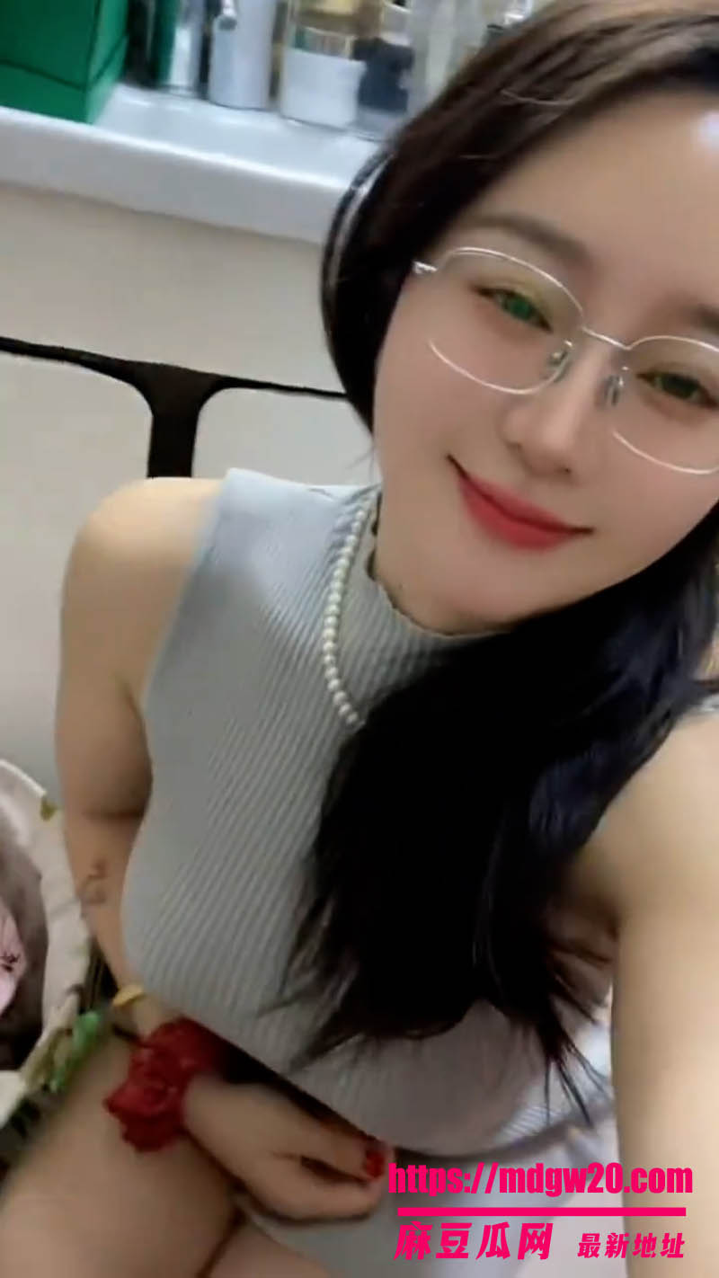 抖音13W粉网红 是诗诗呀不雅视频流出 反差眼镜婊露奶自慰 粉穴喷水如泉太骚啦