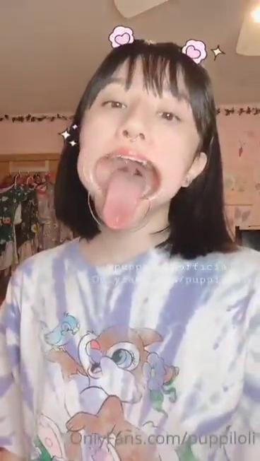 这么漂亮的妹子玩的这么猎奇 のポスター