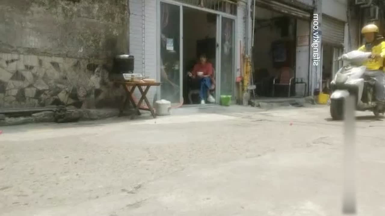扫街探店 大神走进城中村 遇到风骚站街人妻 直接拉进小黑屋 按在床上就是猛干-黑料网