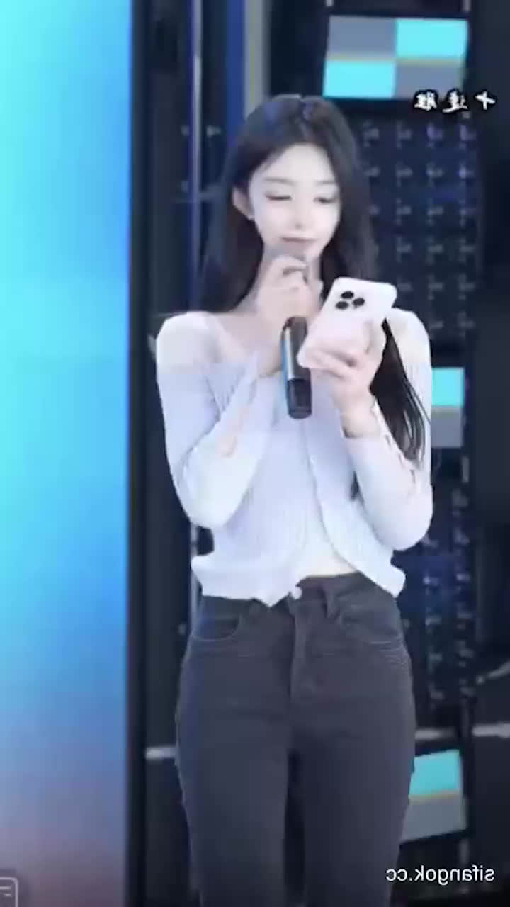 写字楼网红工作室 女厕抄底记录肥美鲍鱼放尿瞬间 逼脸同框诱惑十足-黑料网