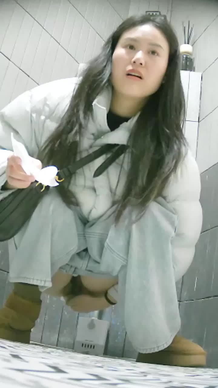 酒店女厕偷拍视频流出 年轻少妇隔间蹲姿放尿 超强偷窥感让人身临其境！-黑料网