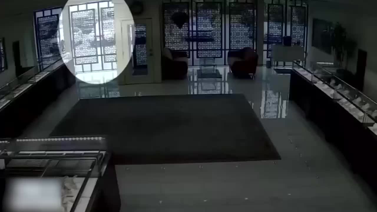 美国西雅图珠宝店 遭近10名武装歹徒冲店抢劫 店主果断开枪自保 歹徒弃车逃窜-黑料网