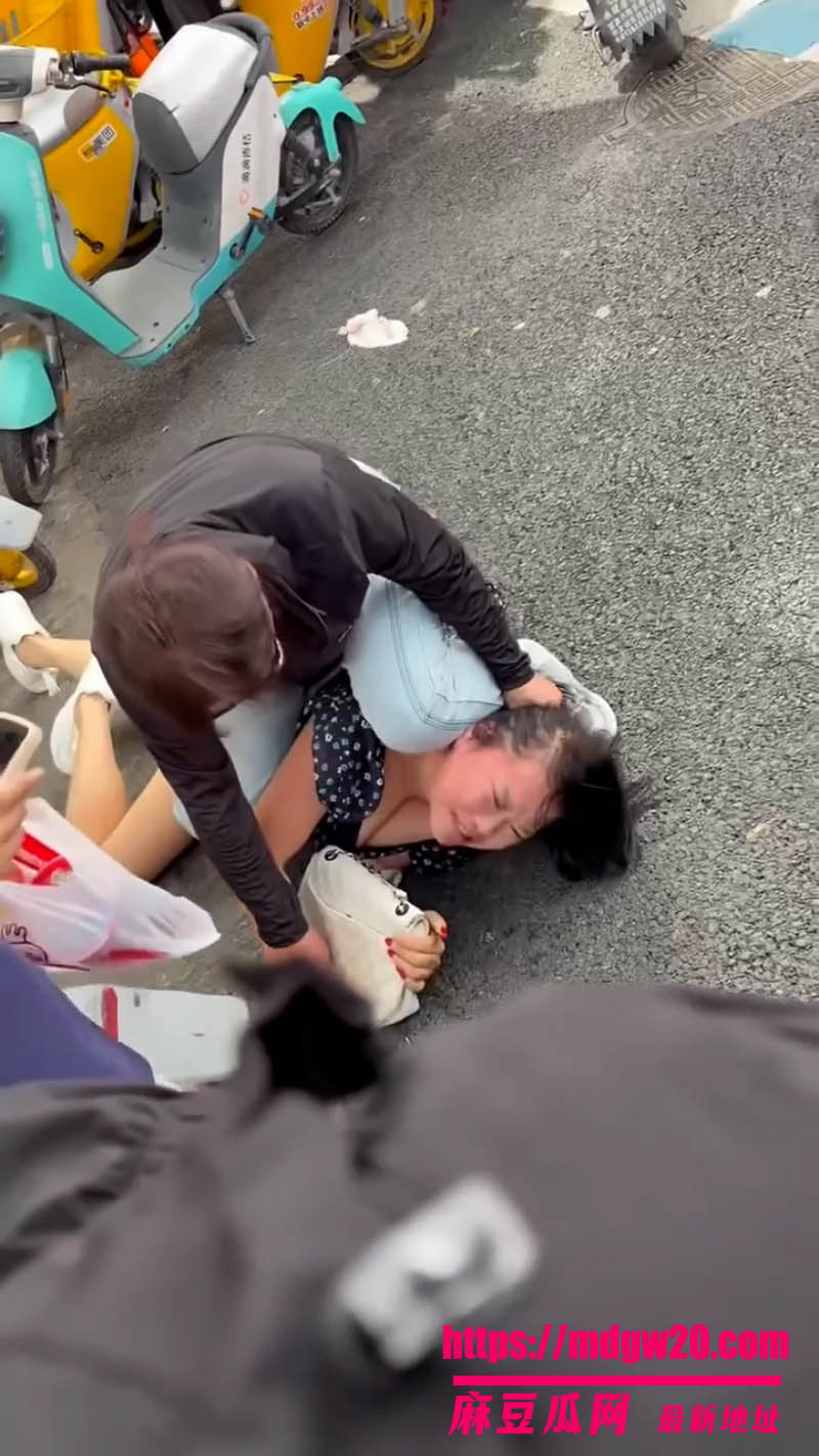 河北保定高阳大世界街头大瓜 原配当街暴打小三撕内裤 女子当众跪地求饶