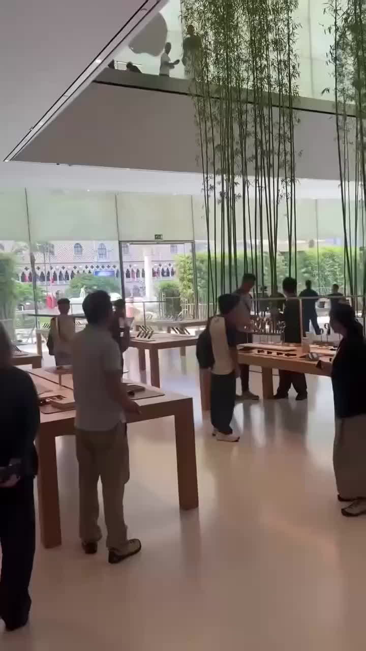 男子排队多日买不到新iPhone 赤膊怒砸澳门伦敦人苹果店 等着蹲一辈子吧！-黑料网