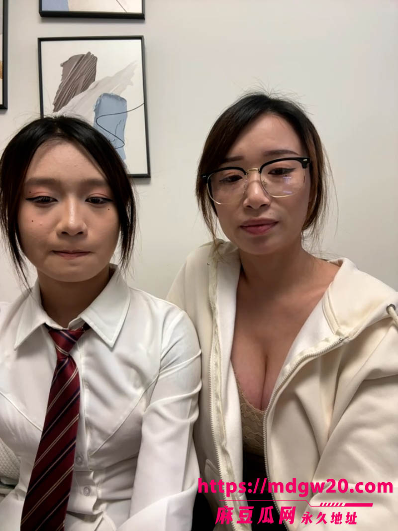 反差眼睛婊Yoyo最新福利视频 带表妹一起下海直播 在线实战教学群p做爱