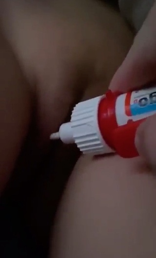 用鞋胶把她的逼封起来 的封面